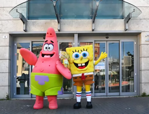 SPONGEBOB E IL SUO AMICO PATRICK STELLA FANNO VISITA AL GASLINI E REGALANO PIÙ DI 500 UOVA AI PICCOLI PAZIENTI