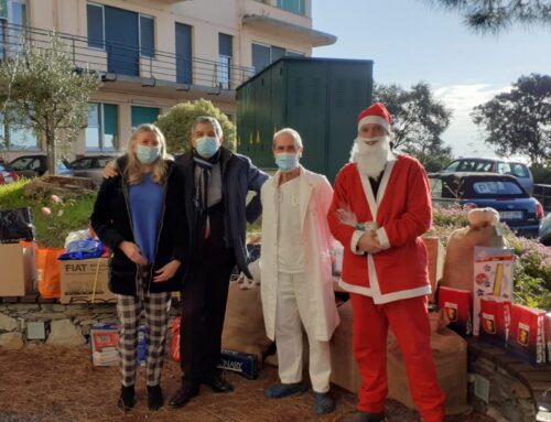 Genova, Babbo Natale consegna giochi e doni ai bambini del reparto di nefrologia del Gaslini